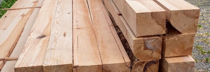 Stapel von Kanthölzern
